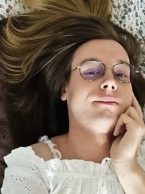 Shemale trollop is posing nude