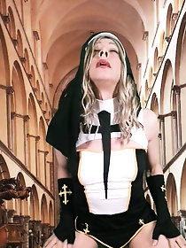 Voluptuous tranny bitch is seducing like a pro