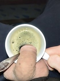 Young camwhore shows her ass to a million people